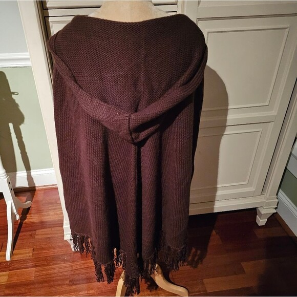 NWT: Max Studio Poncho Brown, One Size.  Very Warm and snuggley! - Picture 3 of 4